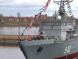 Вести. Крупнейший стеклопластиковый корабль спустили на воду в Санкт-Петербурге