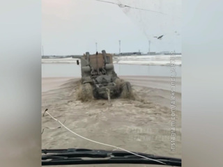 Вести в 20:00. Плывут по тонкому льду: на Ямале водители открыли неофициальную переправу