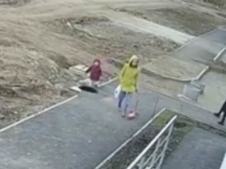 Камера сняла момент падения ребенка в канализацию в Уфе