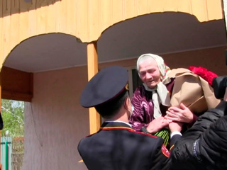 Новости на России 24. Военнослужащие Росгвардии прошли парадом у дома регулировщицы Победы