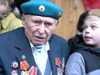 Новости на России 24. В Москве военнослужащие ВДВ поздравили ветерана Семена Исааковича Кантора