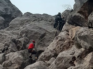 В Крыму турист застрял на отвесной скале