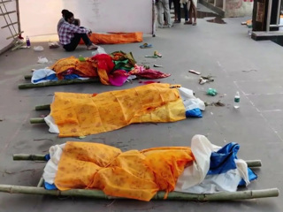 В Ганге нашли десятки тел умерших от ковида людей