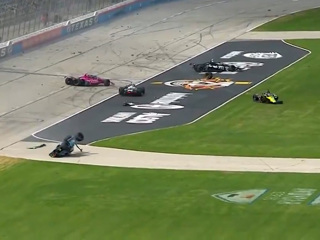 В гонке IndyCar произошло массовое столкновение болидов. Видео