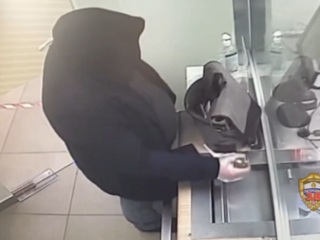 Кассирша московского банка не испугалась клиента с гранатой в руках
