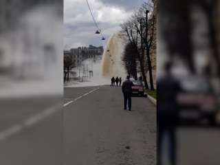 В центре Петербурга забил фонтан кипятка