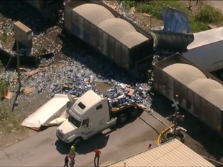 В Техасе поезд разрубил пополам грузовик
