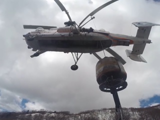 Травмированную на перевале туристку пришлось эвакуировать вертолетом. Видео