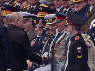 Президент пожал руки ветеранам и поздравил всех с Днем Победы