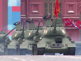 Военный парад, посвященный 76-й годовщине Победы в Великой Отечественной войне 1941-1945 годов. Легендарный танк Победы Т-34 открывает проход механиз