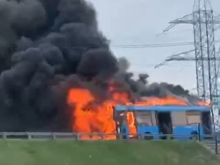 В Москве на МКАД сгорел автобус. Видео