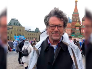 Немецкий депутат приехал в Москву ради парада и прививки