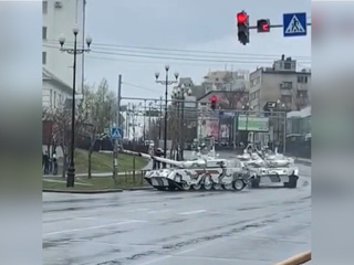 В Хабаровске танк зацепил светофор и попал на видео