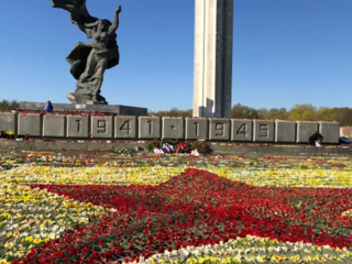 У памятника освободителям Риги появилась красная звезда