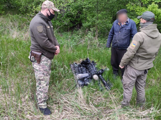 Украинские пограничники пресекли контрабанду 2200 рапир из Луганска