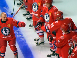 Ночная хоккейная лига: Путин вышел на лед и наградил Буре