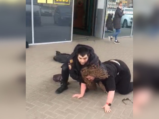 Покупательница отказалась надеть маску и исцарапала полицейского. Видео