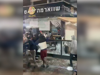 Еврейская молодежь громит в Израиле магазины и офисы палестинцев