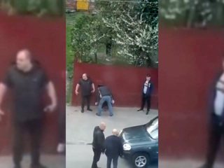На глазах у полицейского: в Ельце избили человека у здания администрации
