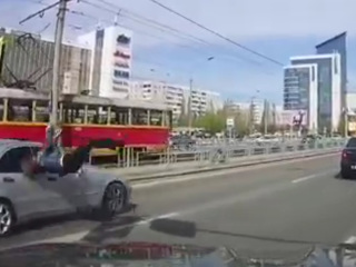 Бежала на красный: в Барнауле на "зебре" сбили пешехода. Видео