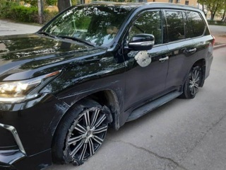Сенатор Олег Королев едва не устроил несколько ДТП на своем Lexus