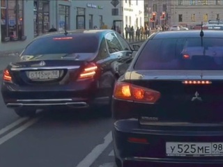 Нарушитель на Maybach отмахнулся от остановивших его полицейских