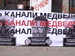 Уборка политконкурентов: на Медведчука надели электронный браслет