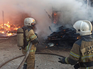 В Екатеринбурге пожар поглотил полторы тысячи квадратов