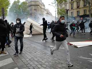 Разгоны протестов: в Греции – вода с газом, во Франции – еще и пули