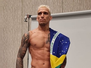 UFC. Место Нурмагомедова занял бразилец Оливейра