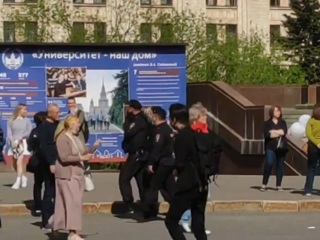 Участники протестной акции задержаны около МГУ