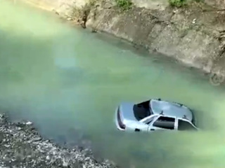 Поворот не туда: в Сочи в реке под мостом обнаружили автомобиль
