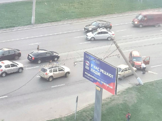 Водитель легковушки свалил в Ижевске бетонный столб. Видео