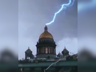 Буря в Питере: молния ударила в купол Исаакиевского собора