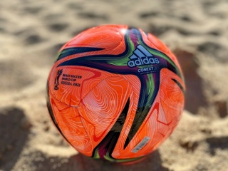 FIFA представила официальный мяч чемпионата мира по пляжному футболу в России