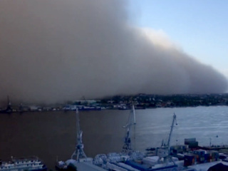 Желтая мгла: пыльная буря уходит из Астраханской области в Казахстан