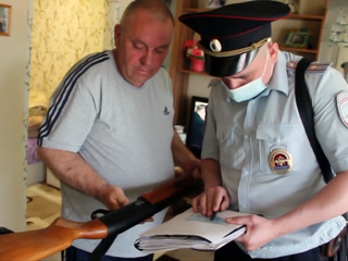 Новости на "России 24". Полицейские устроили тотальный контроль владельцам оружия