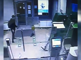 Банкомат взломали электросамокатом. Видео