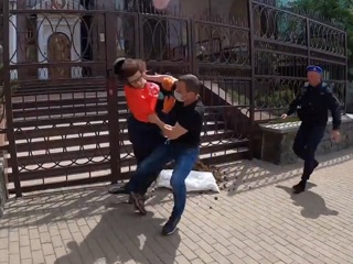 Активисты с навозом атаковали белорусское посольство в Киеве. Видео