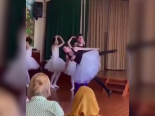 Представители муфтията пришли в школу, где мальчики сплясали в балетных пачках