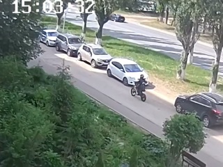 Подросток на мотоцикле сбил шестилетнего ребенка. Видео