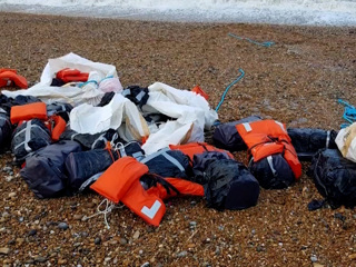 На пляжи Британии прилив вынес черные пакеты с кокаином в ананасах