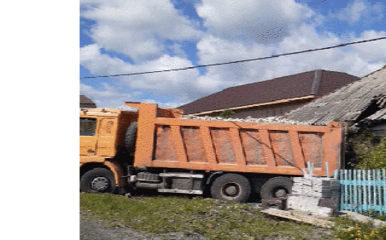 Водитель самосвала "уронил" столб на жилой дом в Ревде