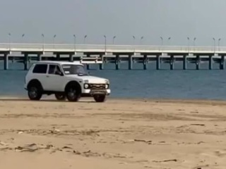Очевидцы выложили в сеть видео, как "гоняет" по пляжу Анапы "Нива"