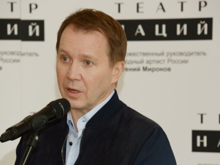 Евгений Миронов показал сына, окончившего первый класс