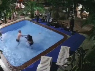 Владелец сочинского отеля после драки едва не утопил постояльца в бассейне