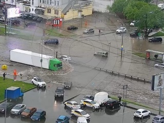 Затопление около метро на Боровском шоссе спровоцировало пробку