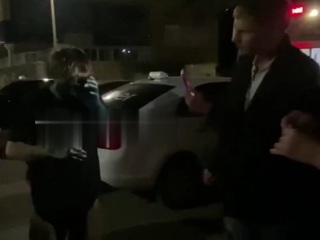 Измазали зеленкой и угрожали. Очевидцы рассказали об инциденте с таксистами в Вязьме