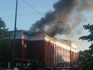 Пожарные справились с огнем в гостинице в Петрозаводске