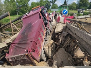 По факту обрушения моста в Холуе начата прокурорская проверка